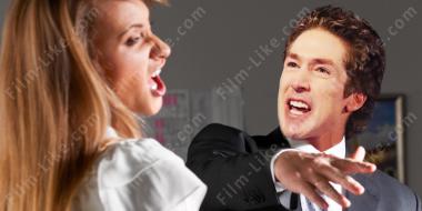мужчина дает пощечину женщине