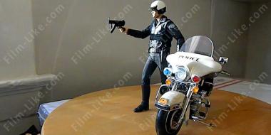 полицейский на мотоцикле