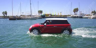 автомобилем в воде