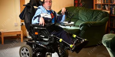 мужчина в инвалидном кресле