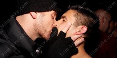 поцелуй между мужчинами