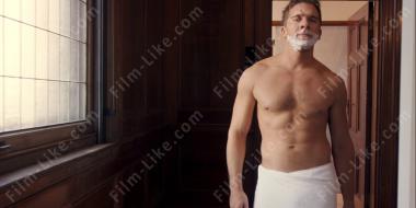 мужчина обернут в полотенце