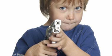 ребенок выстрелил в голову