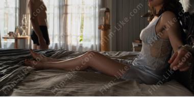 прикованный наручниками к кровати