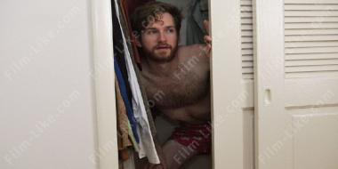 прятаться в шкафу