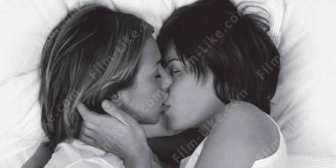 лесбийский поцелуй